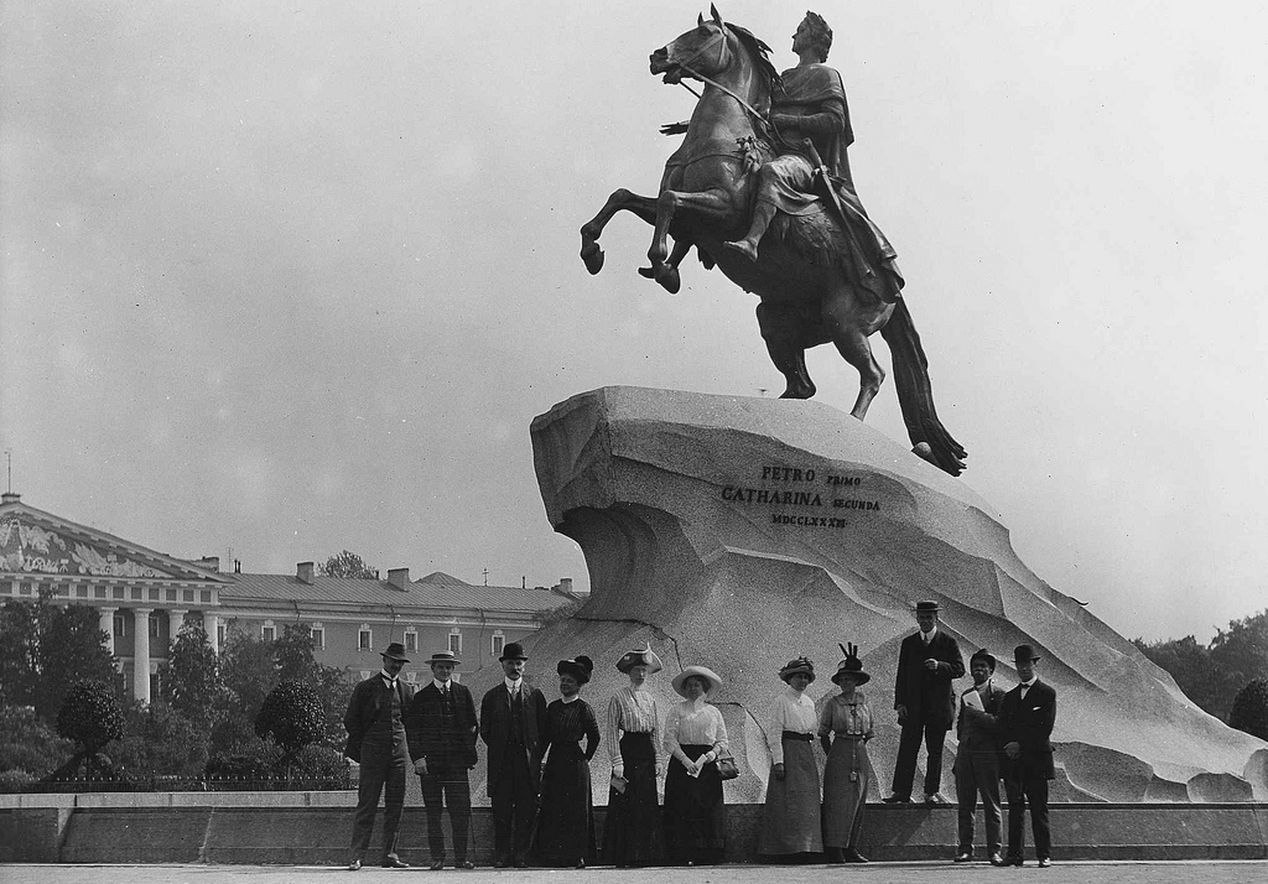 Xviii век памятники. Памятник Петру 1 в Санкт-Петербурге медный всадник. Медный всадник в Санкт Петербурге 19 век. Медный всадник памятник Петру 1. Памятник медный всадник Санкт-Петербург 18 век.