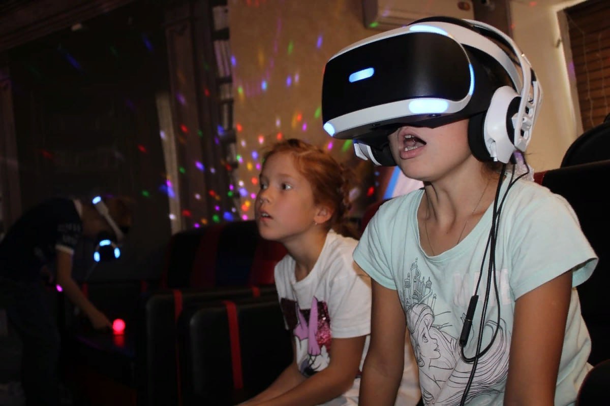 Виртуальный клуб для детей. Тусовка виртуальная реальность. Виртуальный клуб для детей. Виртуальная реальность нижний новгород. Виртуальная реальность дети.