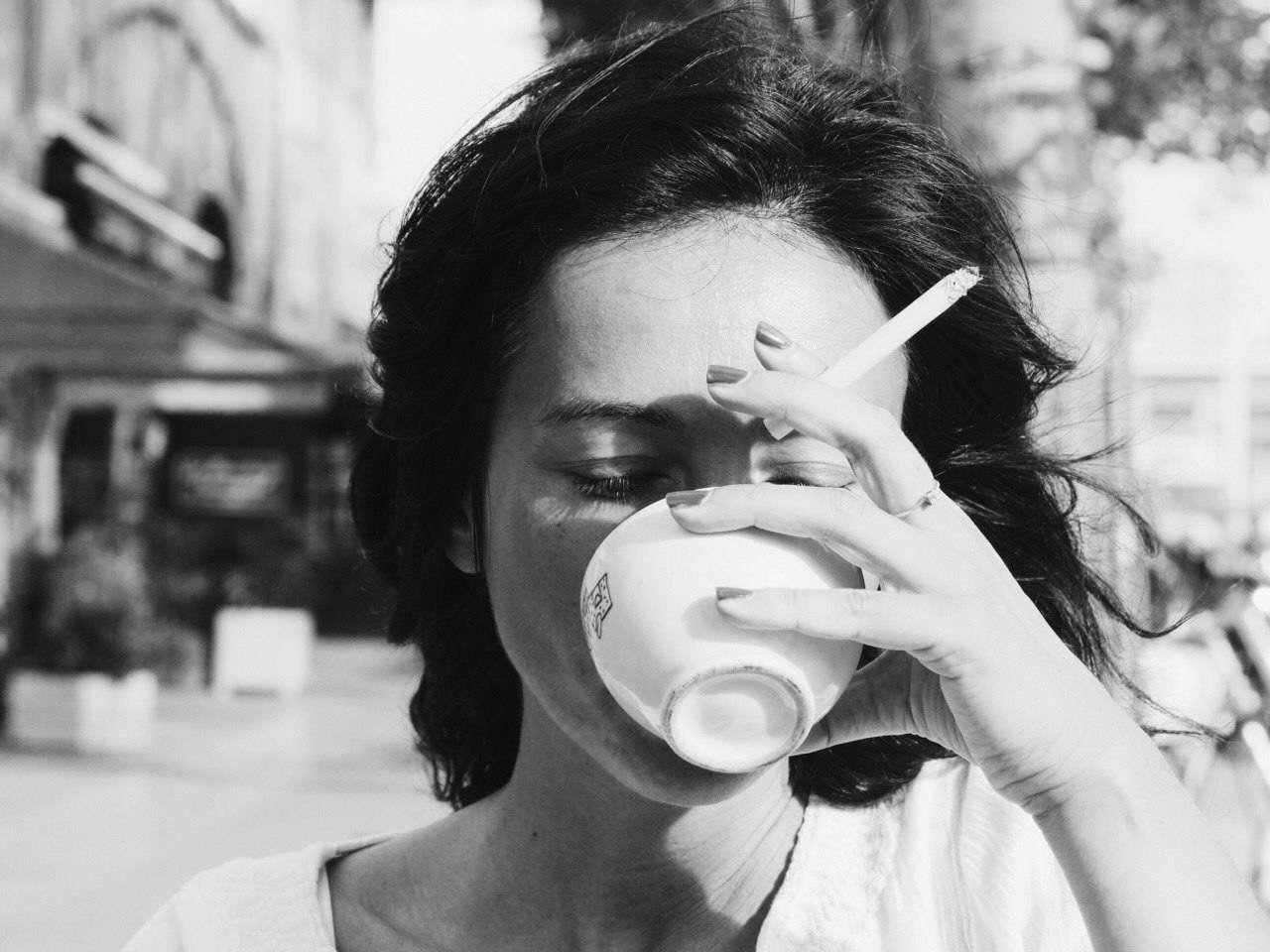 Француз дым. Девушка с сигаретой Эстетика. Женщина с сигаретой и кофе. Курящие девушки Эстетика. Девушка с сигаретой и кофе.