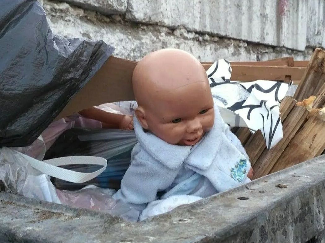 Выбросила ребенка на улицу. Четырехлетняя девочка. Выбросила ребенка на улицу. Брошенный новорожденный ребенок. Выкинутые новорожденные дети.